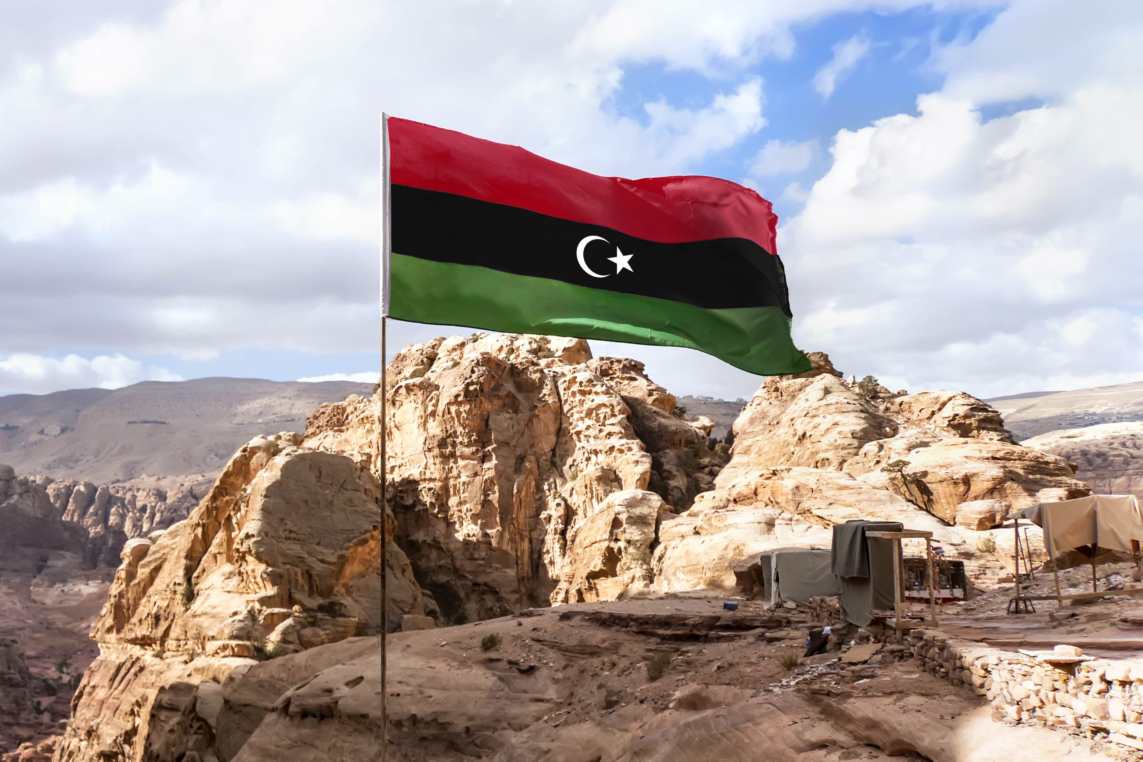 Drapeau libyen dans les montagnes (Diy13)